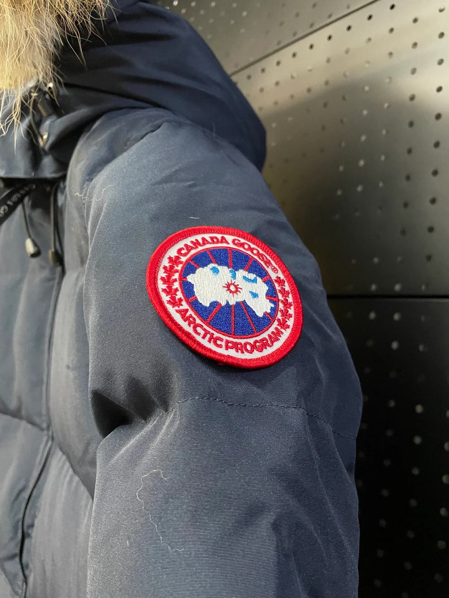 P880 Navy Blue Canadian CANADA GOOES 04 Style/Women's Style. Canada Goose is the Rolls-Royce of down jackets. Both Arctic and Antarctic scientific expedition teams and others choose Canada Goose as their cold-proof equipment.  ➖ Industry-leading anti-counterfeiting chip sensing.  ➖ Imported Behringer embroidery machines and customized embroidery labels, the highest level and industry leading.  ➖ Imported Korean 21-count polyester-cotton blended original fabric, TC85 waterproof coated fabric, water-repellent, windproof and wear-resistant.  ➖ The new national standard 80 white duck down is filled with an average of 520 grams of down. The amount of down filled is industry-leading.  ➖ 100% nylon lining with double double-layer sealing design to prevent velvet running, and seamless thread design on the cuffs!  ➖ Western Canadian Green Wolf Collar.  ➖ Yoshida YKK provides original factory-customized electroplated sliders. YKK two-way lockable zippers are tight and smooth and do not peel off paint.  ➖ 3M composite Velcro is durable and the accessories and hardware are all custom-made. Only for the purest goose, the most dedicated, the most professional, the highest quality, the highest cost performance!    SIZE:XS-XXL